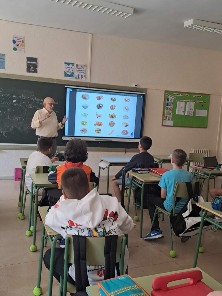 Voluntarios del Banco de Alimentos de Ciudad Real conciencian a escolares sobre solidaridad y consumo racional