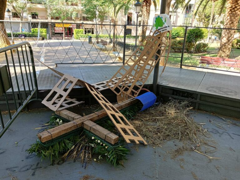 Destrozan la cruz de mayo del templete de los Jardines del Prado de Ciudad Real