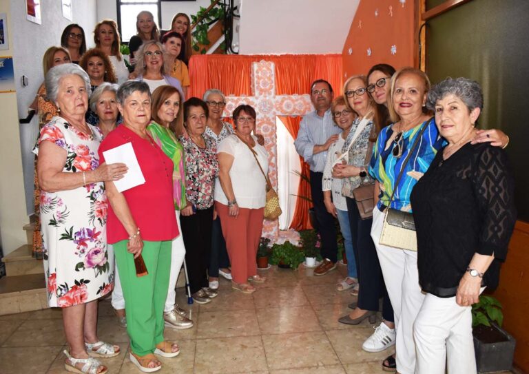 Puertollano: Mayos en la bendición de la Cruz de la barriada Santa Ana