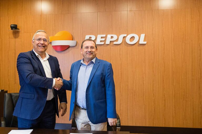 Repsol y el Ayuntamiento de Puertollano renuevan su compromiso con el deporte en edad escolar