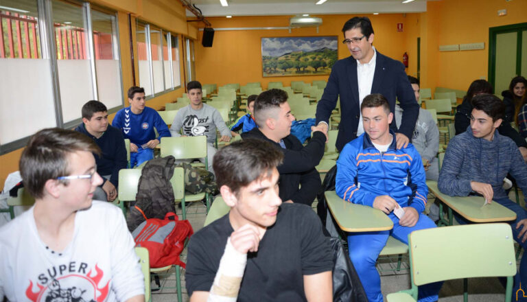 La Diputación dotará de desfibriladores a todos los Institutos de Enseñanza Secundaria y Formación Profesional públicos y concertados de la provincia
