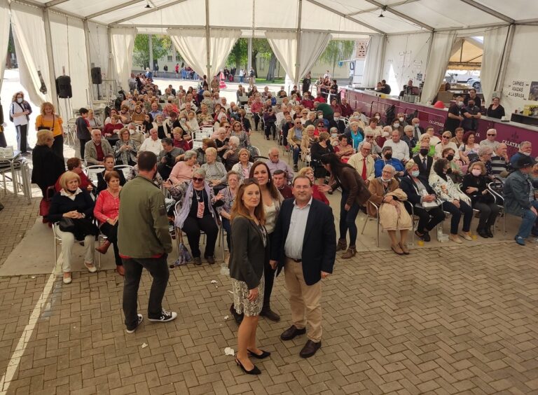 Puertollano: Chocolate con churros, copla y el humor de Félix «El Gato» en el día del mayor de la Caseta Municipal