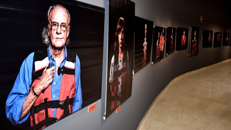 Puertollano: La crisis migratoria en rostros musicales y literarios en la exposición “La Fosa” de Alfredo Arias