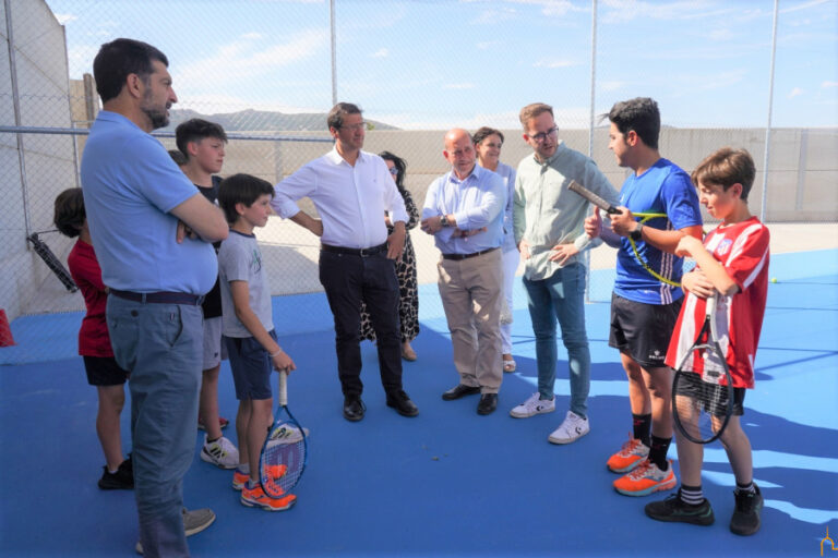Caballero defiende la democratización de la práctica deportiva con infraestructuras públicas de calidad en una visita a las instalaciones deportivas de Villarrubia de los Ojos