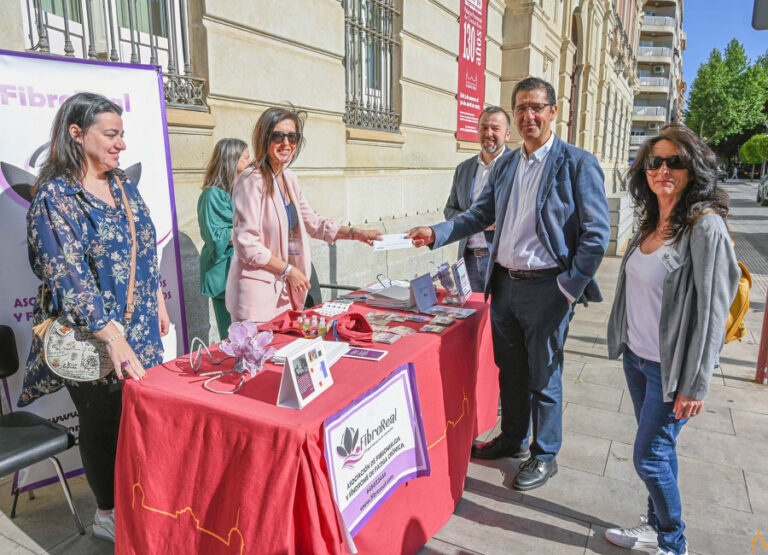 Caballero se interesa por la actividad que lleva a cabo la Asociación de Enfermos y Familiares de Fibromialgia y Síndrome de Fatiga Crónica