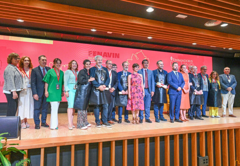 FENAVIN suma 10 nuevos Embajadores a su Cuerpo Diplomático, a quienes Caballero agradece su defensa del vino de la Mancha y de toda España