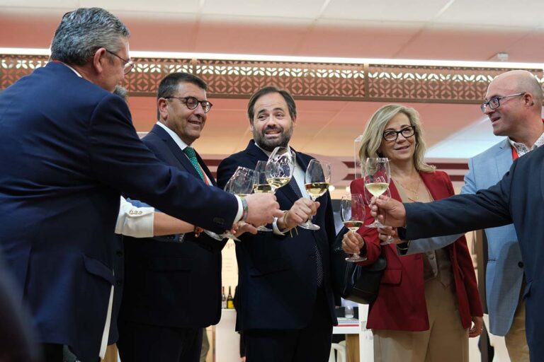 Núñez luchará, si es presidente, para que productores del vino no vean perjudicado su trabajo con el etiquetado