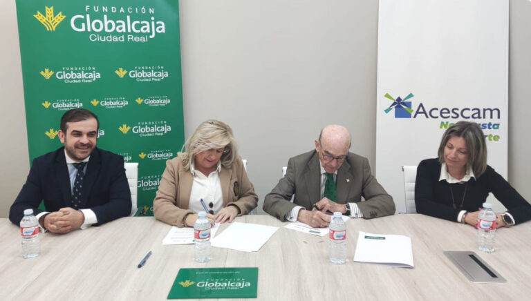 La Fundación Globalcaja colabora con la ACESCAM en la adquisición de equipamiento para el cuidado de personas con movilidad reducida