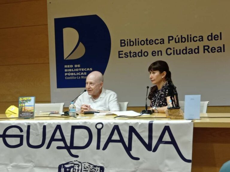 Numeroso público en el encuentro con Javier Lostalé organizado por el Grupo Literario Guadiana