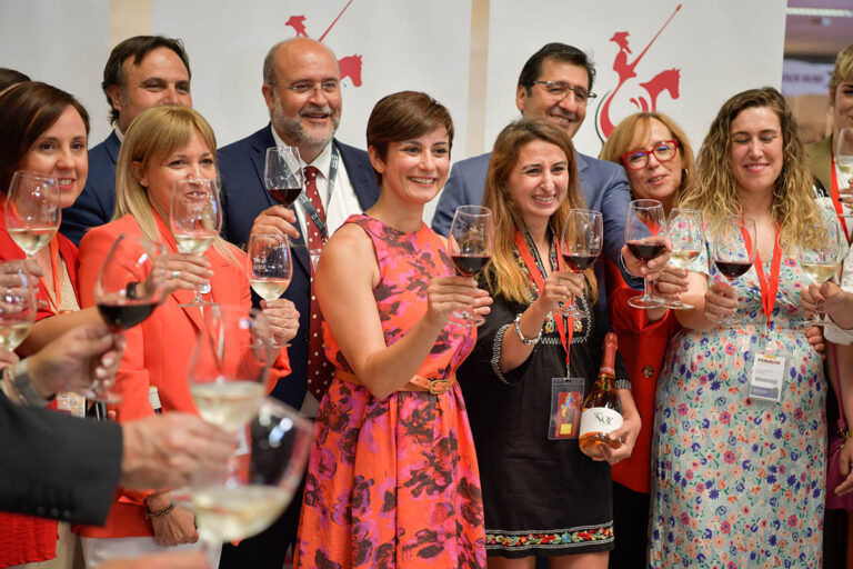 Isabel Rodríguez visita Fenavin y muestra el apoyo del Gobierno al vino, «un sector estratégico» para el país