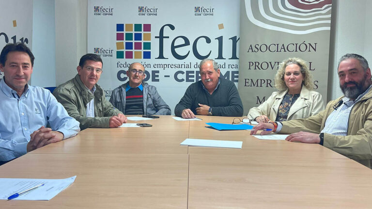 La Asociación Provincial de Empresarios de Madera y Corcho premia a Muebles Lorenzo Sánchez