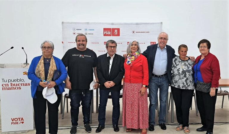 María Isabel Gutiérrez encabeza un equipo de hombres y mujeres con ilusión y ganas de acabar con la desidia y dejadez en las que ha caído Navalpino