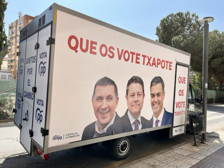 García-Page califica de “indecente” que el PP utilice su imagen junto a la de Otegui para hacer campaña electoral