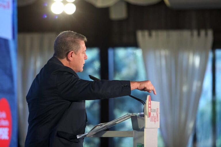 Page pide el voto para el PSOE y no para «los que llegan prometiendo el paraíso pero ya nos llevaron al infierno»
