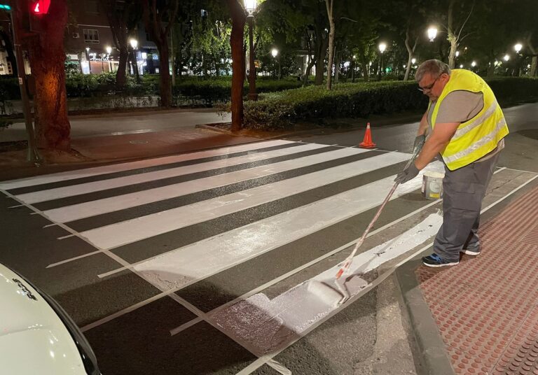 El Ayuntamiento de Puertollano refuerza la seguridad vial con el pintado de marcas y pasos de peatones