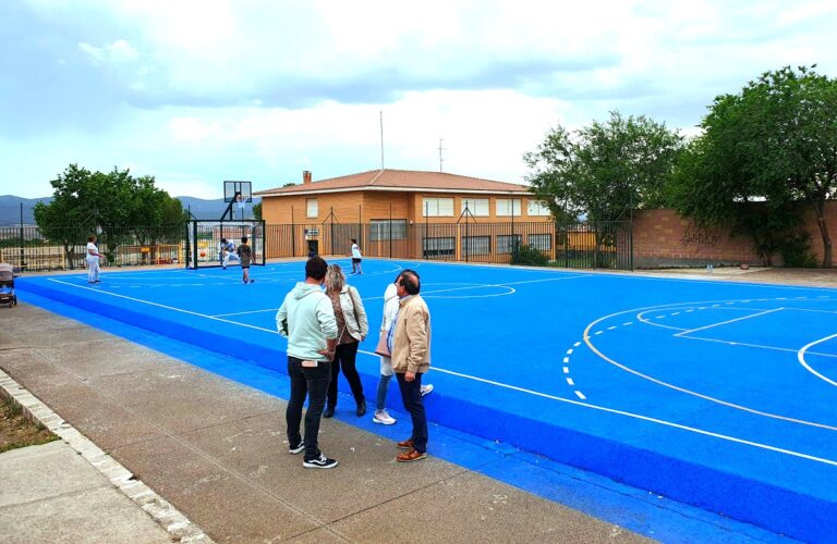 Puertollano: Niños y jóvenes de la barriada Constitución disfrutan de la nueva pista polideportiva