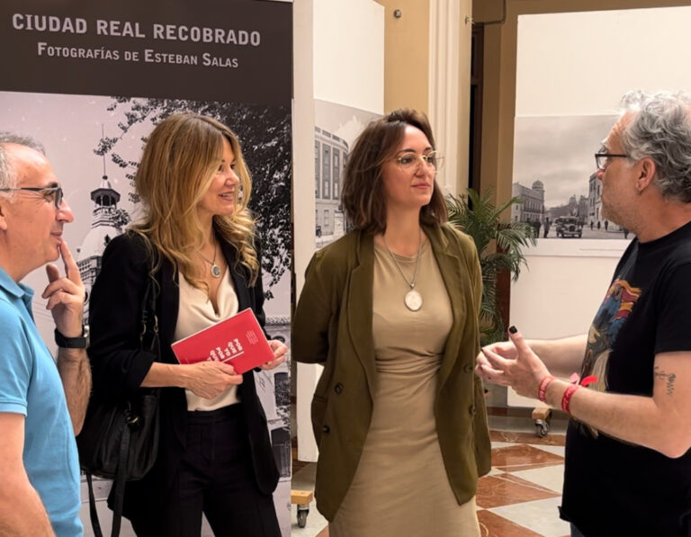 El Ayuntamiento de Ciudad Real recibe a la autora ciudadrealeña Vedevis antes de la gira promocional de su obra «Porqueyoporquetú»