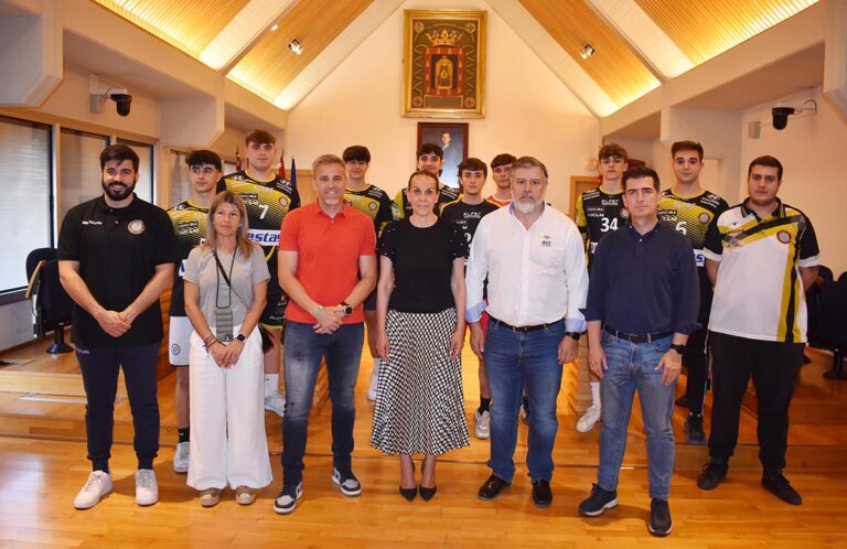 La Corporación Municipal del Ayuntamiento de Ciudad Real recibe al equipo masculino juvenil del balonmano Alarcos
