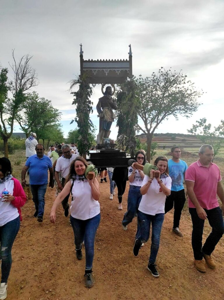 Bajan por primera vez la imagen de San Isidro en procesión para suplicarle lluvia en Corral de Calatrava