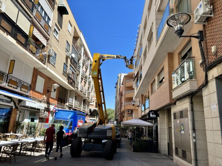 El entoldado del centro comercial de Puertollano prosigue según lo previsto y el PSOE afea a Ruiz su «ignorancia» de la gestión municipal