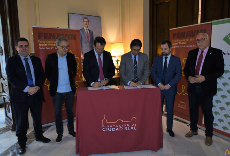 Unicaja Banco suscribe con el presidente de la Diputación su apoyo a FENAVIN para las dos próximas ediciones