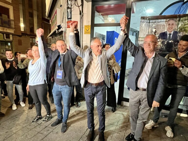 Eufórica celebración del PP en la calle Aduana: Ruiz promete el resurgimiento de Puertollano
