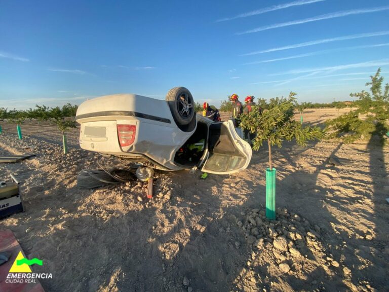 Bomberos de Alcázar de San Juan rescatan a un hombre herido tras un accidente de tráfico