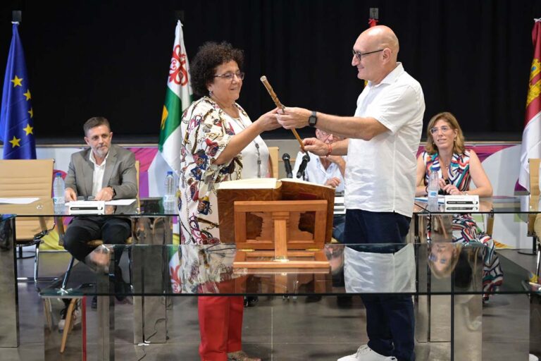 Rosa Suñé, primera mujer en presidir el Ayuntamiento  de Corral de Calatrava
