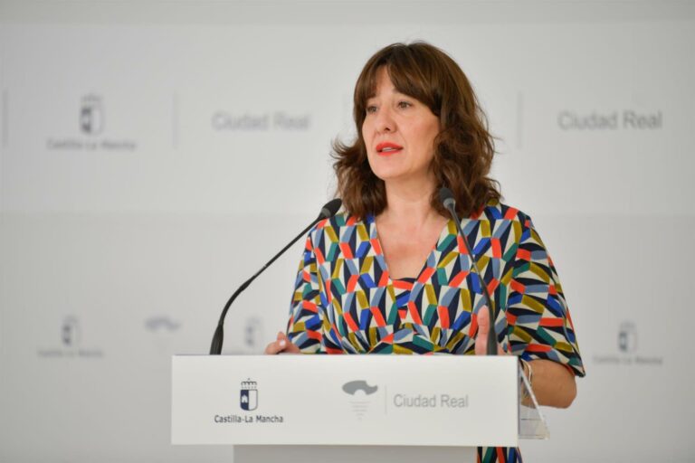 La Junta reprende a la regidora de La Solana y le afea que vea en minutos de silencio por violencia machista «propaganda»
