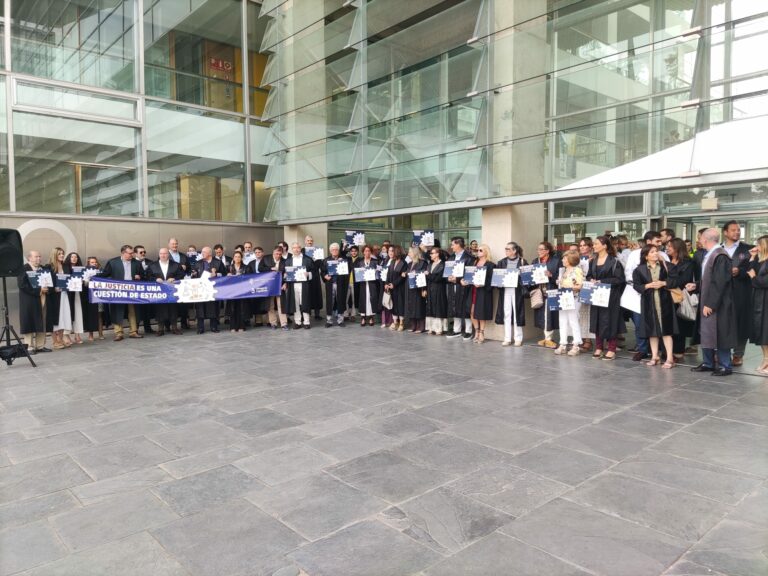 Los abogados de Ciudad Real se concentran para pedir la reactivación de la justicia