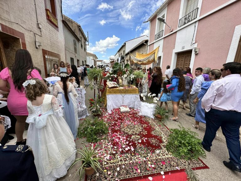 Una bella alfombra de sal coloreada adornó la procesión del Corpus Christi en Villamayor de Calatrava