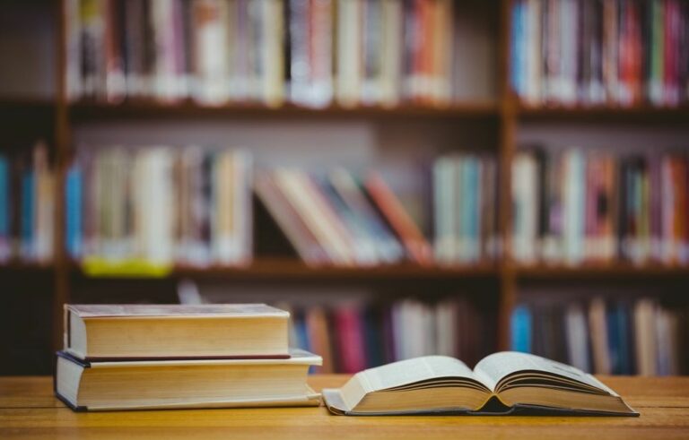 OCU Castilla-La Mancha celebra la puesta en marcha del banco de libros de texto gratuitos en la región