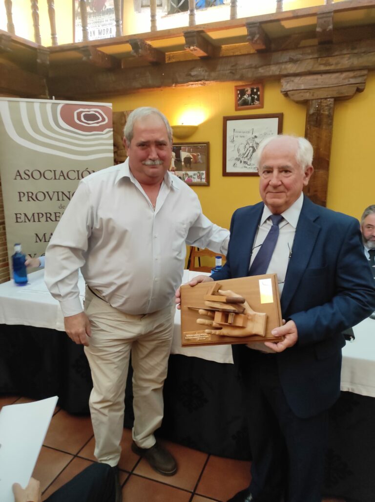 La Asociación Provincial de Empresarios de Madera y Corcho reconoce la trayectoria de Muebles Lorenzo Sánchez (Almadén)