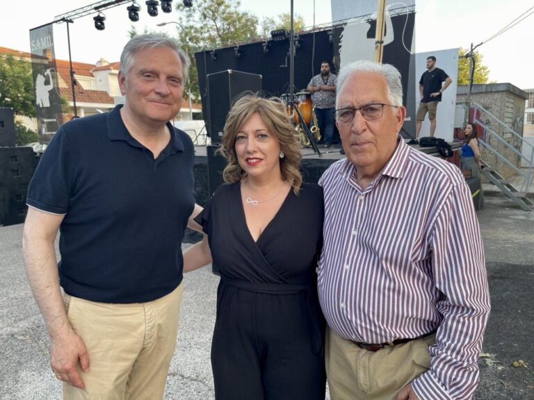El alcalde de Ciudad Real, Francisco Cañizares, asiste a la inauguración de las fiestas del barrio de Los Rosales