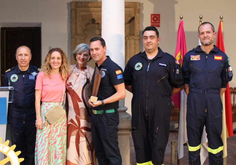 El servicio de Transporte Aéreo del Servicio de Salud de Castilla-La Mancha recibe el premio a la excelencia profesional del Club Rotario