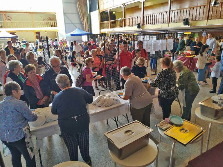 Librería Delfos de Argamasilla de Calatrava, celebra el Día de la Región sacando los libros a la calle y una exposición de antiguos anuncios