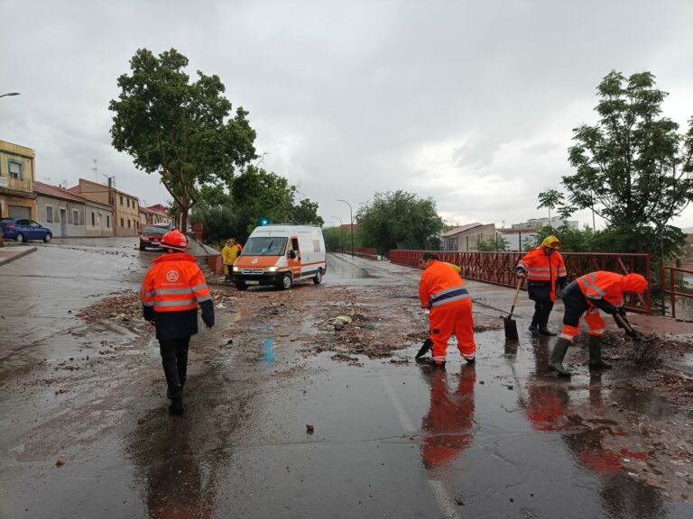 Los voluntarios de Protección Civil Puertollano se emplean a fondo para ayudar a los ciudadanos tras la fuerte tromba de agua