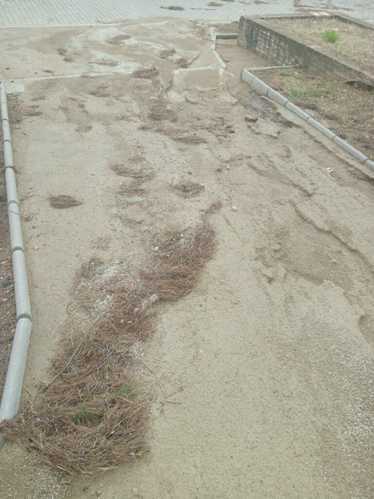 Puertollano: El agua se lleva buena parte del suelo de Aripaq del parque de la Rincona