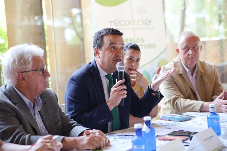 Castilla-La Mancha reivindica agua para beber y para un “verdadero desarrollo rural” de la región ante los “líderes del LEADER”