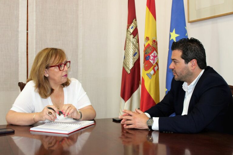 El alcalde de Pozuelo de Calatrava plantea al Gobierno regional la mejora de las infraestructuras educativas y del entorno de la Laguna del Prado