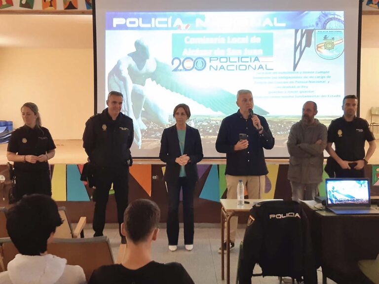 La subdelegada del Gobierno en Ciudad Real asiste a la charla del Plan Director para la Convivencia y Seguridad Escolar en los centros educativos