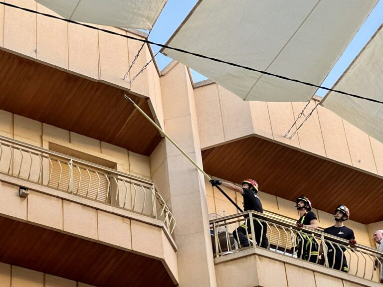 Puertollano: Los bomberos, obligados a retirar el anclaje de uno de los toldos de la calle Aduana para prevenir la caída de una loseta