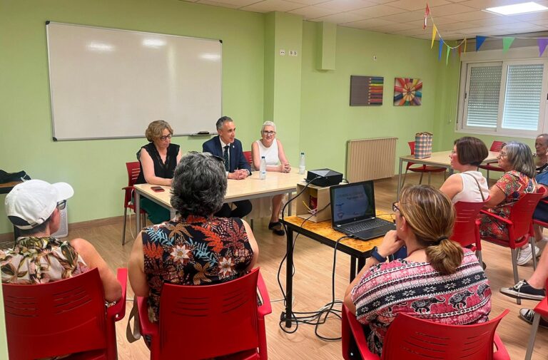 El alcalde de Puertollano muestra su apoyo al nuevo programa “Cuidados al cuidador” de la Asociación de Parkinson