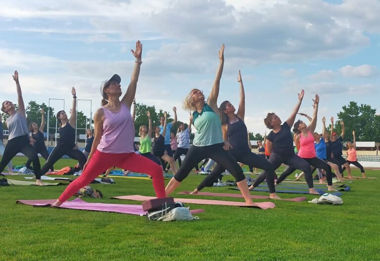 El yoga vuelve a tomar el césped del estadio Sánchez Menor de Puertollano