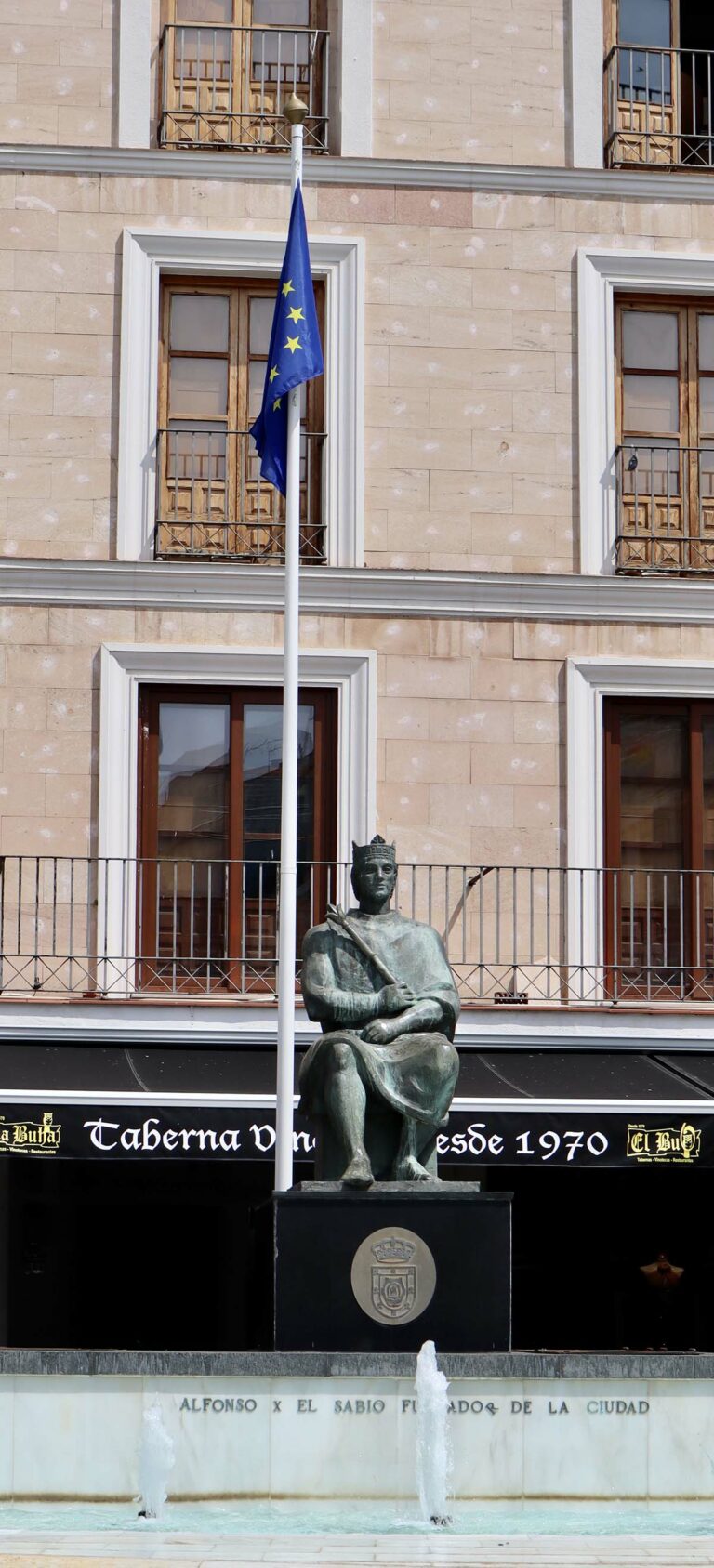 El Ayuntamiento de Ciudad Real iza la bandera de Europa en la Plaza Mayor con motivo de la presidencia de España en el Consejo de la Unión Europea