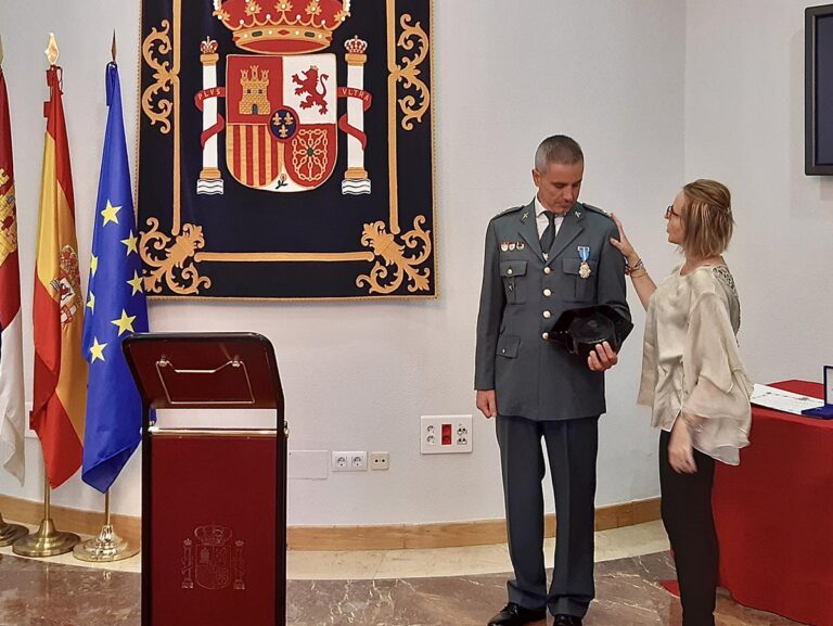 Ciudad Real: El capitán de la Guardia Civil Óscar Fernández Camacho recibe la Cruz de Oficial de la Orden del Mérito Civil