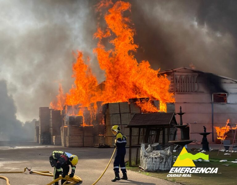 Un incendio en una fábrica de forja en Pozuelo de Calatrava obliga a cortar la CM-4174