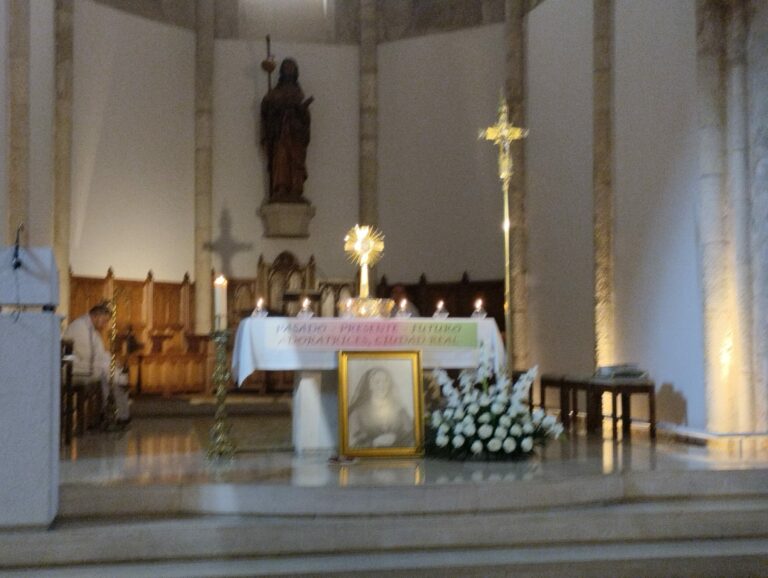 Una hora de adoración al Santísimo rubrica los actos del 85 aniversario de las Adoratrices en Ciudad Real
