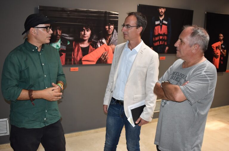 Puertollano: Alfredo Arias se mete en la piel de los migrantes del Mediterráneo con los rostros de 45 músicos y artistas