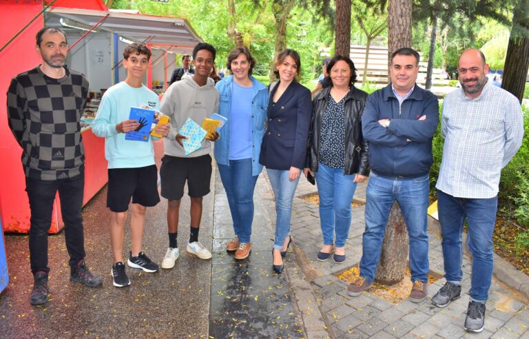 Puertollano: Libreros y editores premian a los alumnos del colegio San José en la Feria del Libro